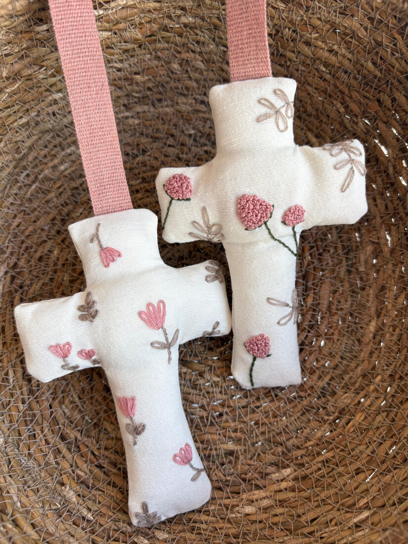 Cruces bordadas a mano con flores